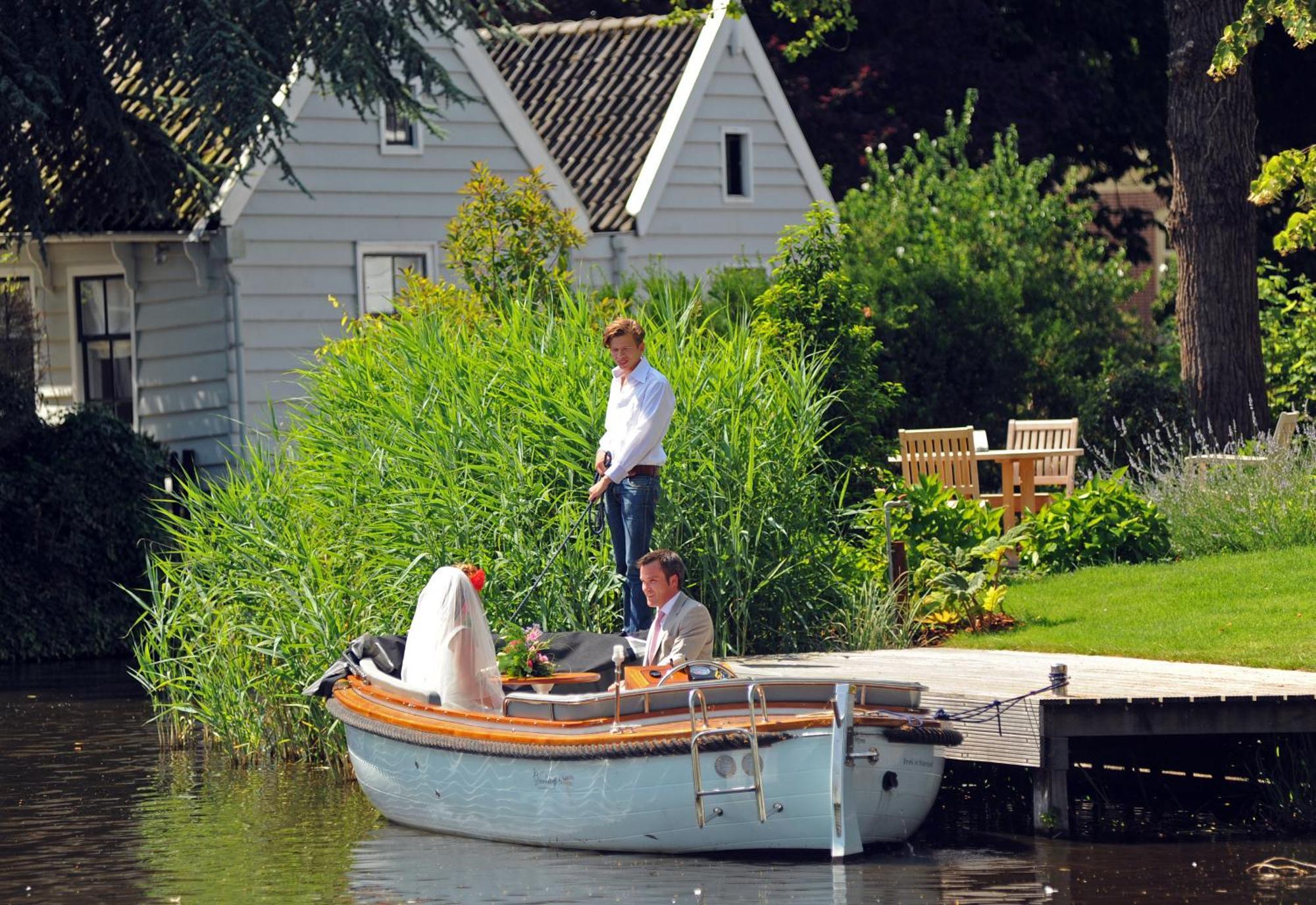 Inn On The Lake Broek in Waterland Bagian luar foto